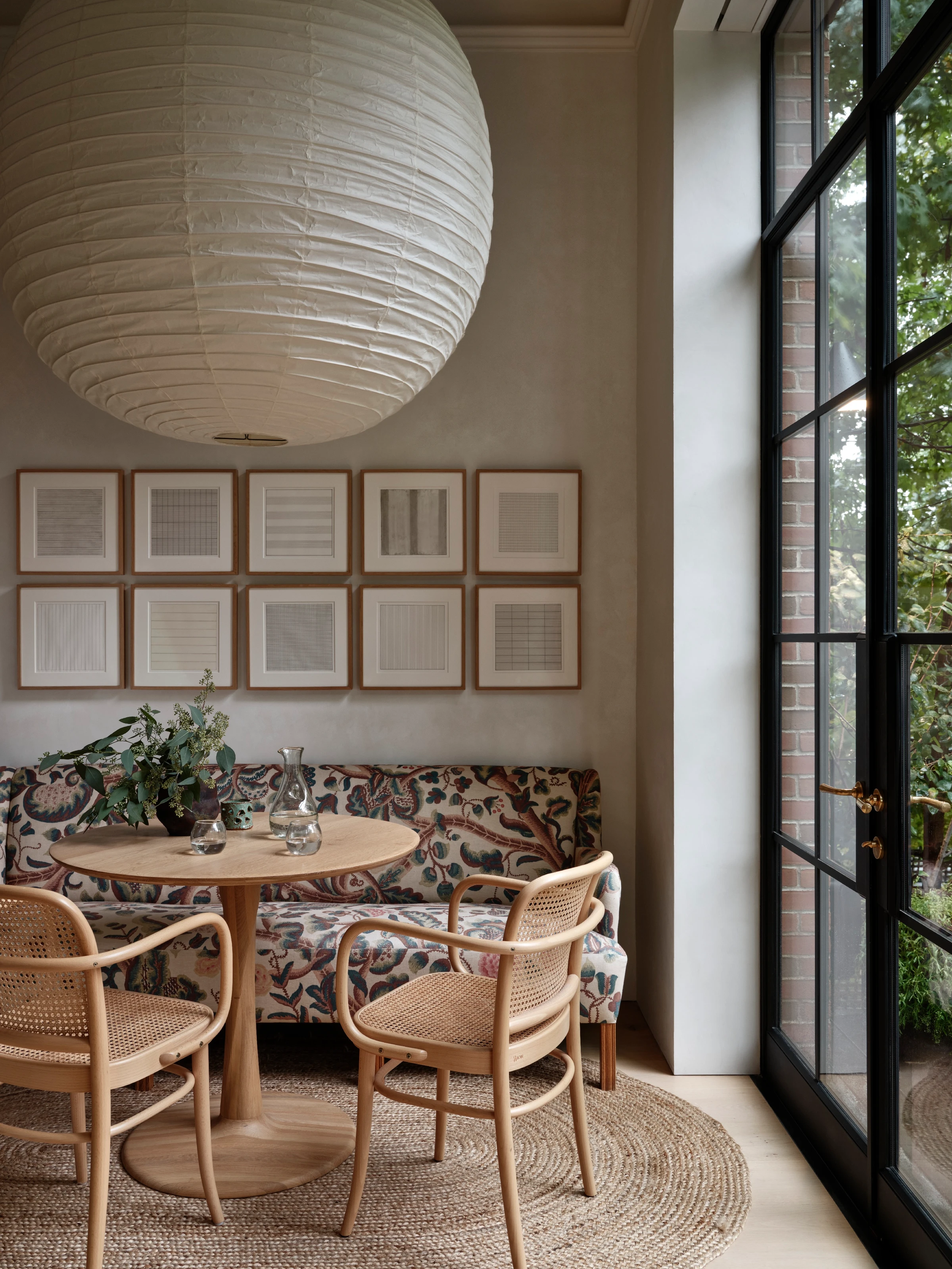A built-in oak banquette turns the breakfast nook into a compact garden-facing corner for daily use.
